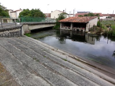 Courcelles (Charente-Maritime) pont et lavoir sur la Boutonne