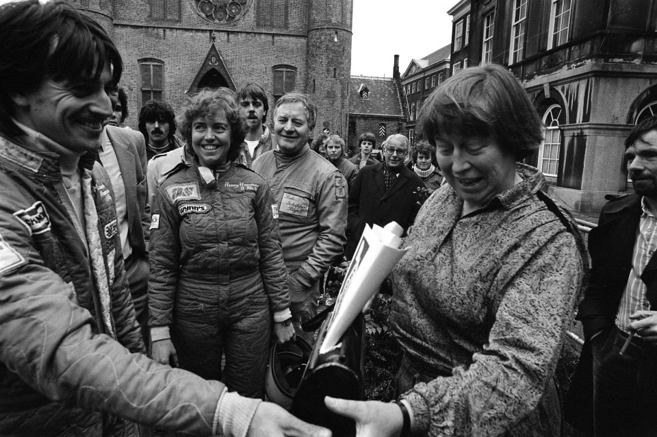 Coureurs en belangstellenden op het Binnenhof, Bestanddeelnr 931-8298