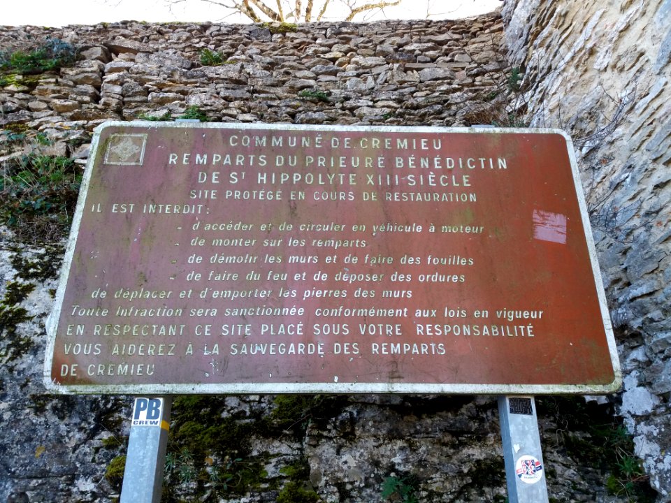 Crémieu - Ancien prieuré Saint-Hippolyte - Panneau site protégé