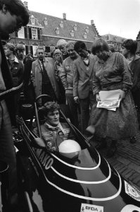 Coureurs en raceauto's op het Binnenhof, Bestanddeelnr 931-8299