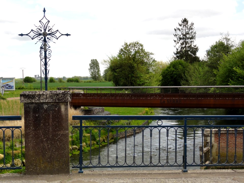 Crécy-sur-Serre (Aisne) croix de chemin, pont et passerelle sur la Serre