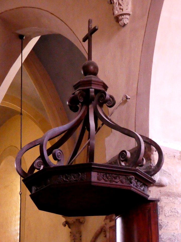 Crémieu - Église Saint-Jean-Baptiste - Chaire - Haut en forme de couronne