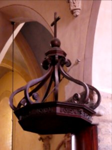 Crémieu - Église Saint-Jean-Baptiste - Chaire - Haut en forme de couronne