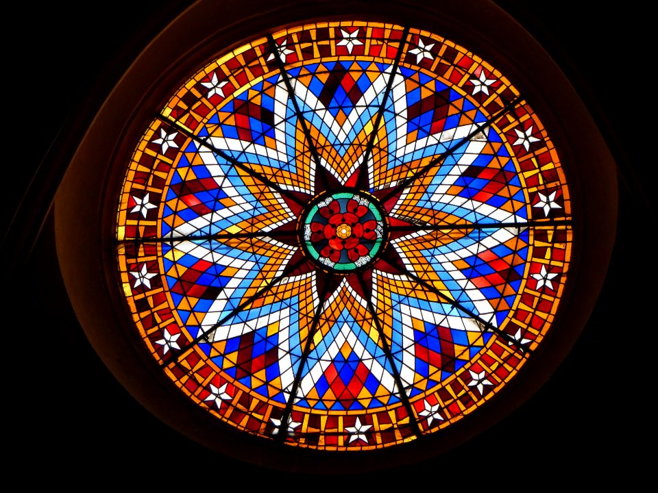 Crémieu - Église Saint-Jean-Baptiste - Vitraux de la rosace de la façade