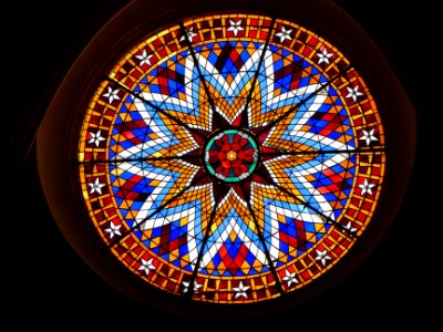 Crémieu - Église Saint-Jean-Baptiste - Vitraux de la rosace de la façade