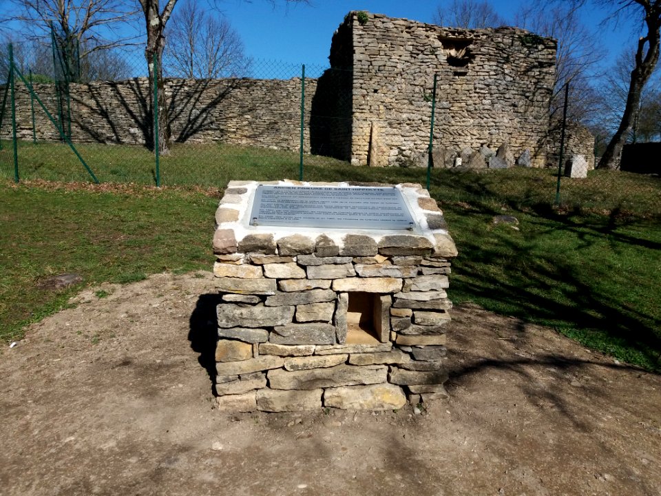 Crémieu - Ancien prieuré Saint-Hippolyte - Plaque historique du site