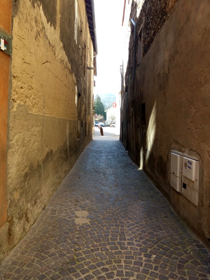 Crémieu - Passage Michel Peju - Depuis la rue Porcherie