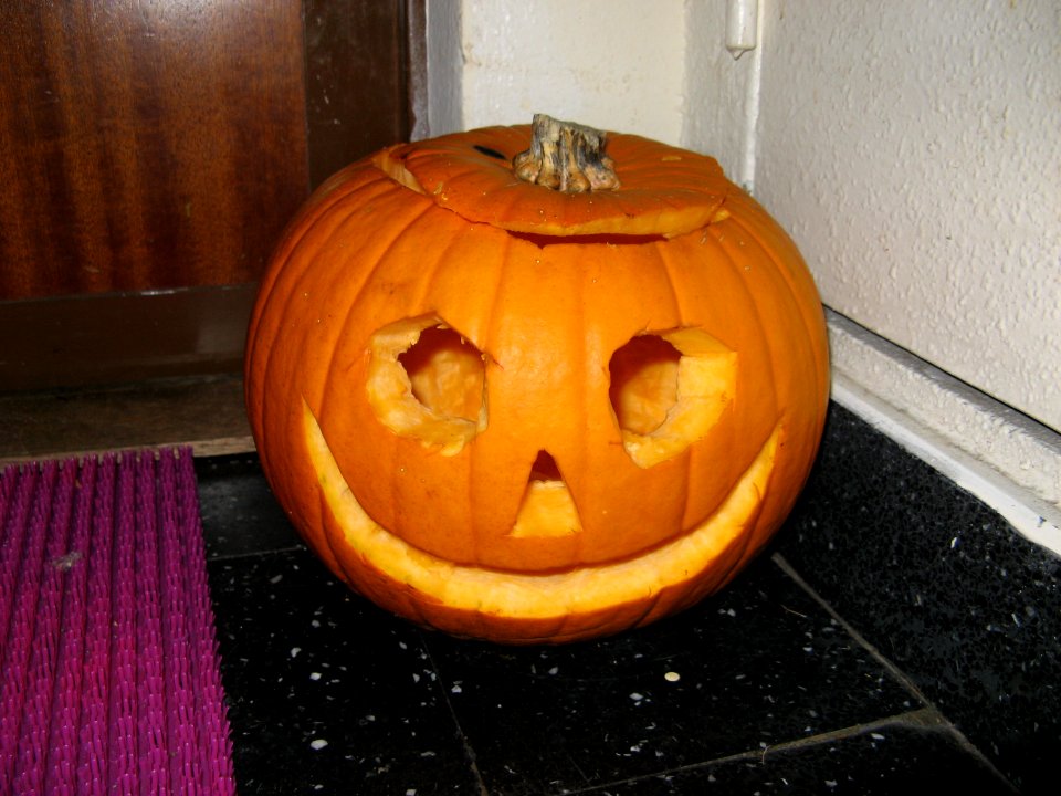 Courge Halloween eclairant le pied d une porte d entree