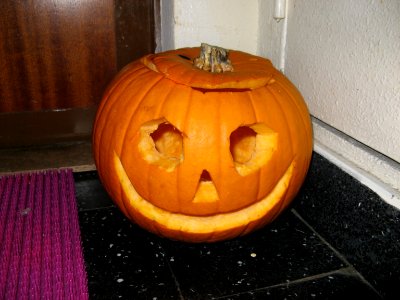 Courge Halloween eclairant le pied d une porte d entree