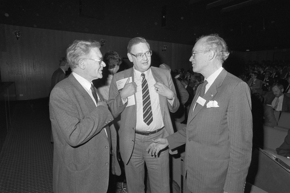 CPB-congres in Den Haag vlnr prof. D. B. J. Schouten minister van Aardenne , , Bestanddeelnr 933-6489