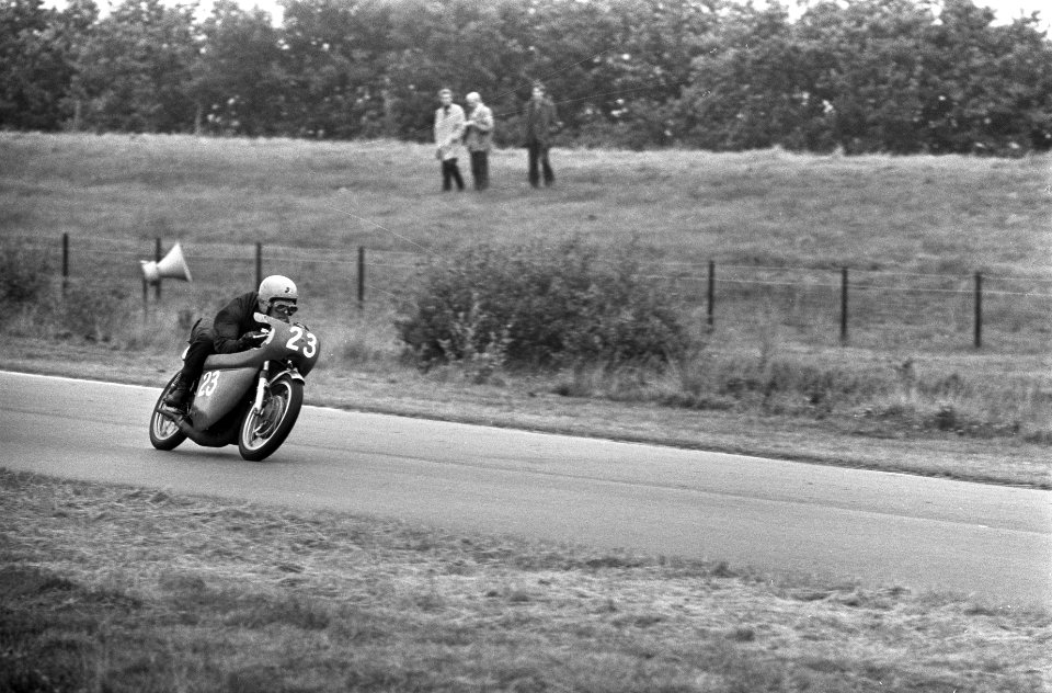 Coureur in training (nr 23), Bestanddeelnr 922-5694