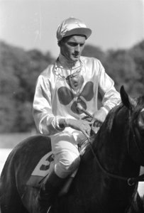 Courses op Duindigt, 31ste derby, winnaar H. J. van der Kraats van de 31ste derb, Bestanddeelnr 910-4261