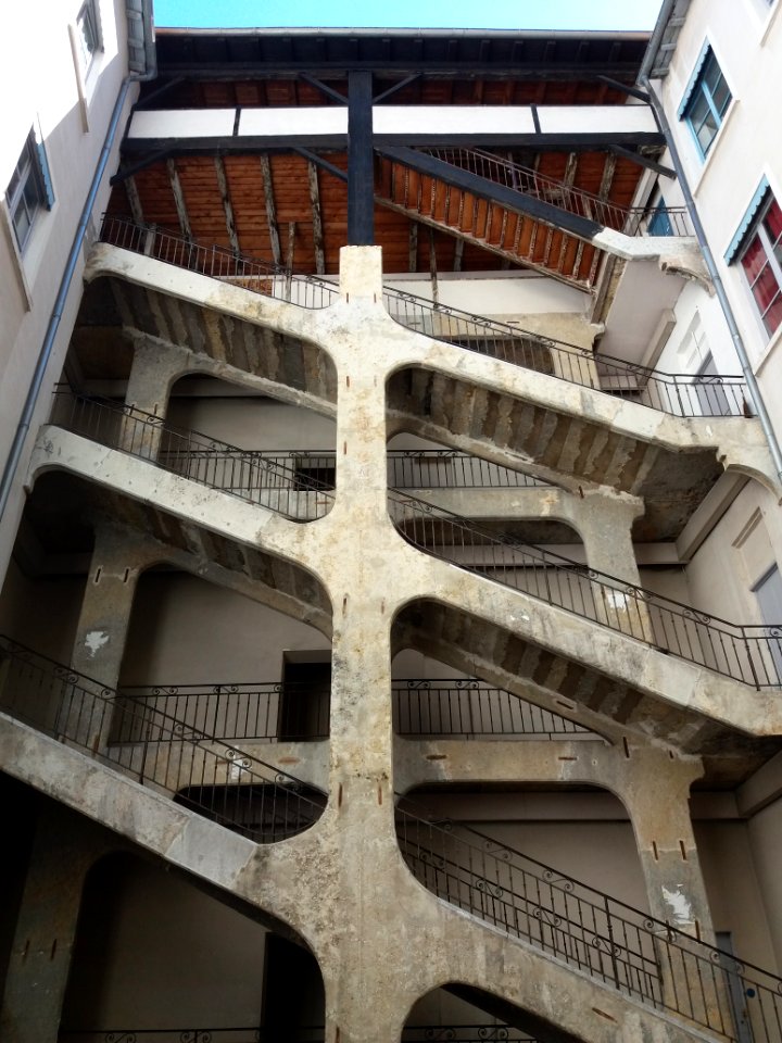 Cour des Voraces - Haut de l'escalier monumental