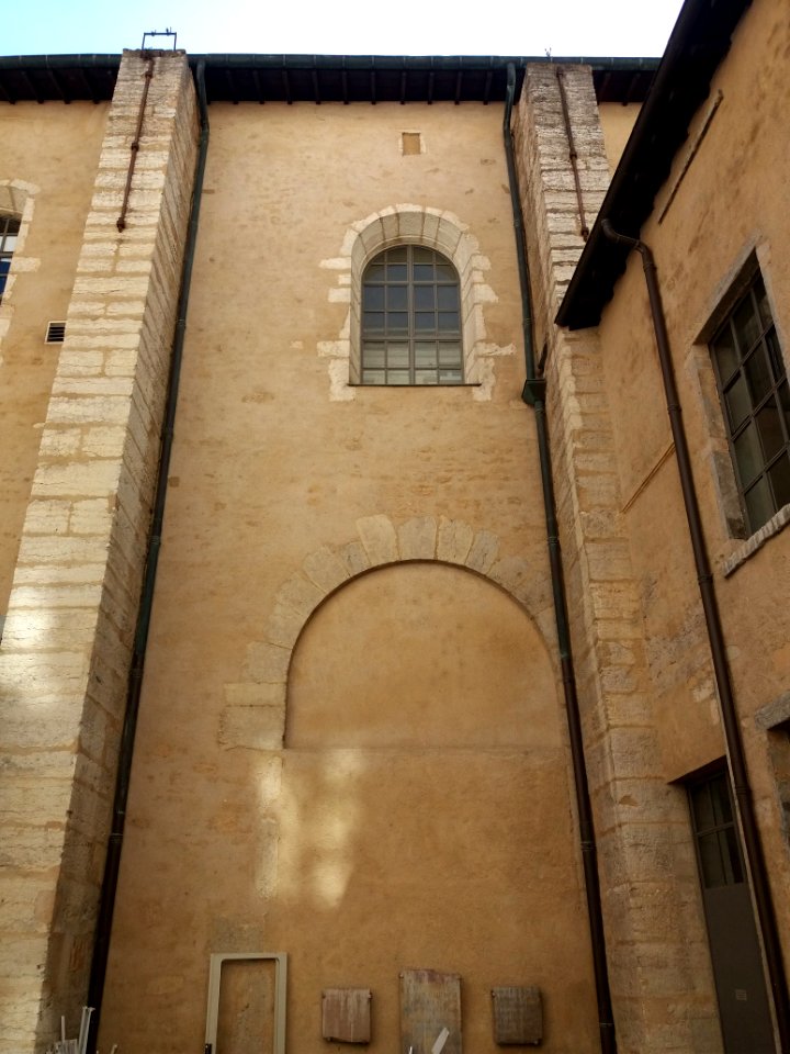 Cour du palais Saint-Pierre - Église Saint-Pierre-des-Terreaux