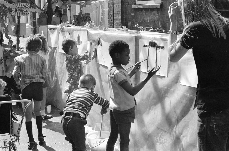 Creatieve zomermaand voor kinderen in 1e Schinkelstraat Amsterdam, kinderen schi, Bestanddeelnr 924-6795
