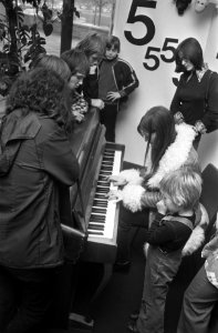Creatieve 10-daagse in Vincent van Goghmuseum in Amsterdam pianospelen, Bestanddeelnr 927-6735