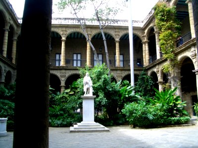 Cour intérieure avec statut La Havane