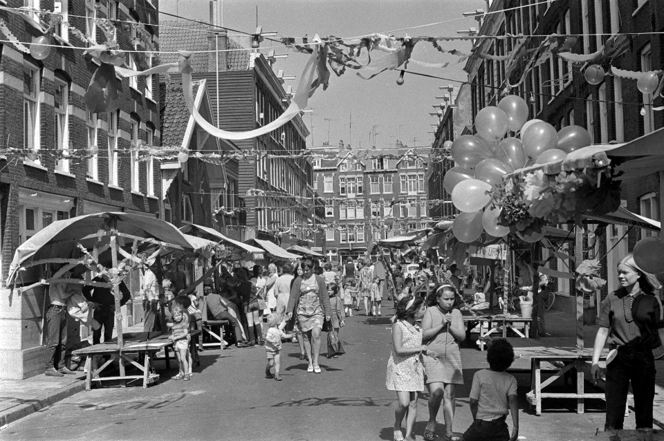 Creatieve zomermaand voor kinderen in 1e Schinkelstraat Amsterdam, overzicht, Bestanddeelnr 924-6797
