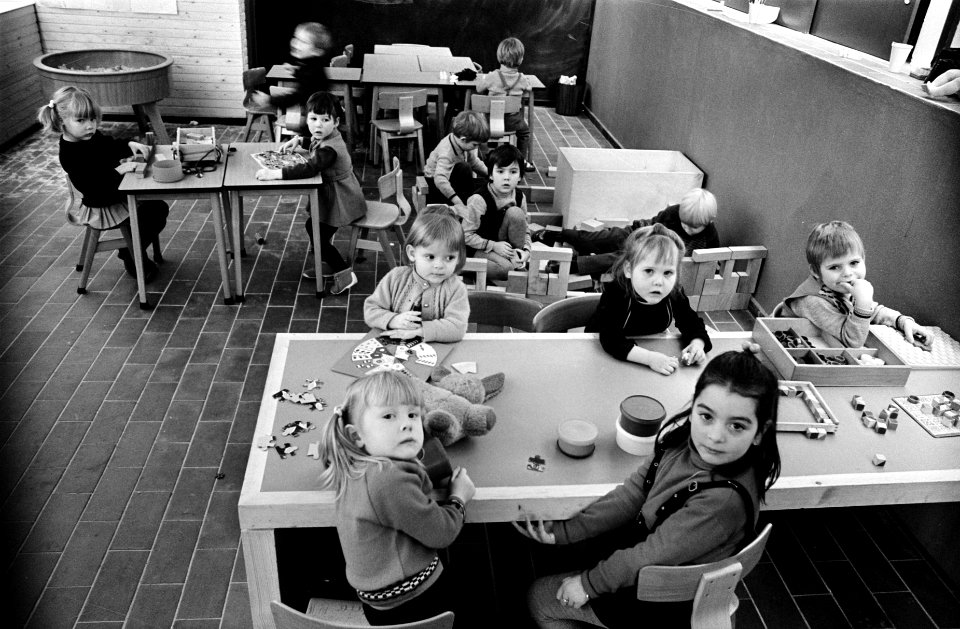 Creche bij confectiebedrijf Bierman. Opdracht EVA, Bestanddeelnr 923-1100