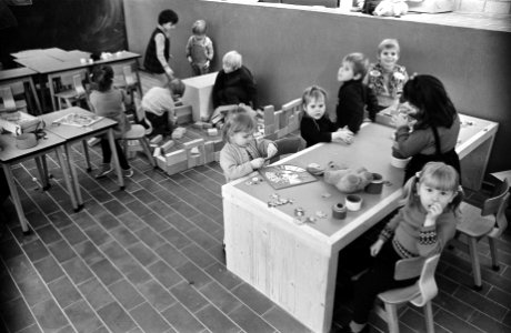 Creche bij confectiebedrijf Bierman. Opdracht EVA, Bestanddeelnr 923-1101