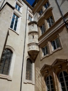Cour du palais Saint-Pierre - Tourelle dans l'angle nord-est