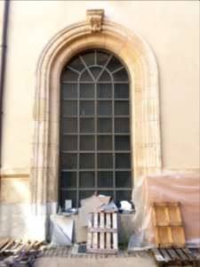 Cour du palais Saint-Pierre - Fenêtre de la façade est