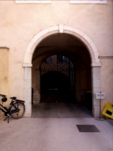 Cour du palais Saint-Pierre - Entrée