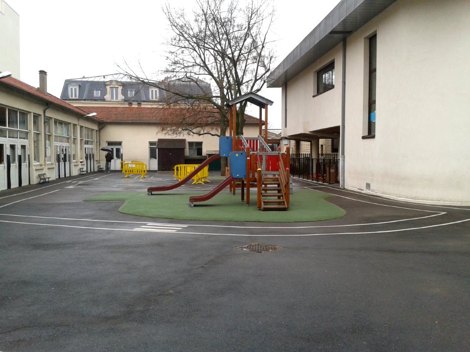 Cour de l'Ecole Théophile Gauthier, Courbevoie, France 03