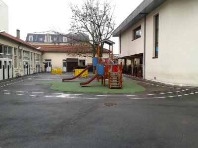 Cour de l'Ecole Théophile Gauthier, Courbevoie, France 03