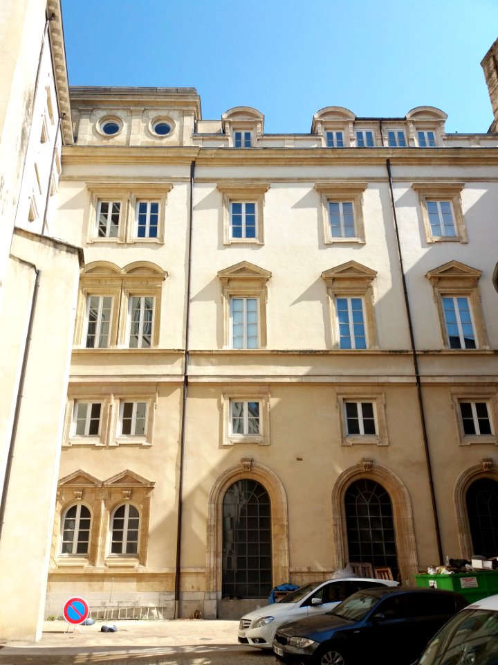 Cour du palais Saint-Pierre - Façade est