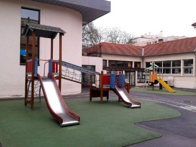 Cour de l'Ecole Théophile Gauthier, Courbevoie, France 01