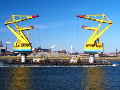 Crane barge Condor en Adelaar at IJmuiden, pic2