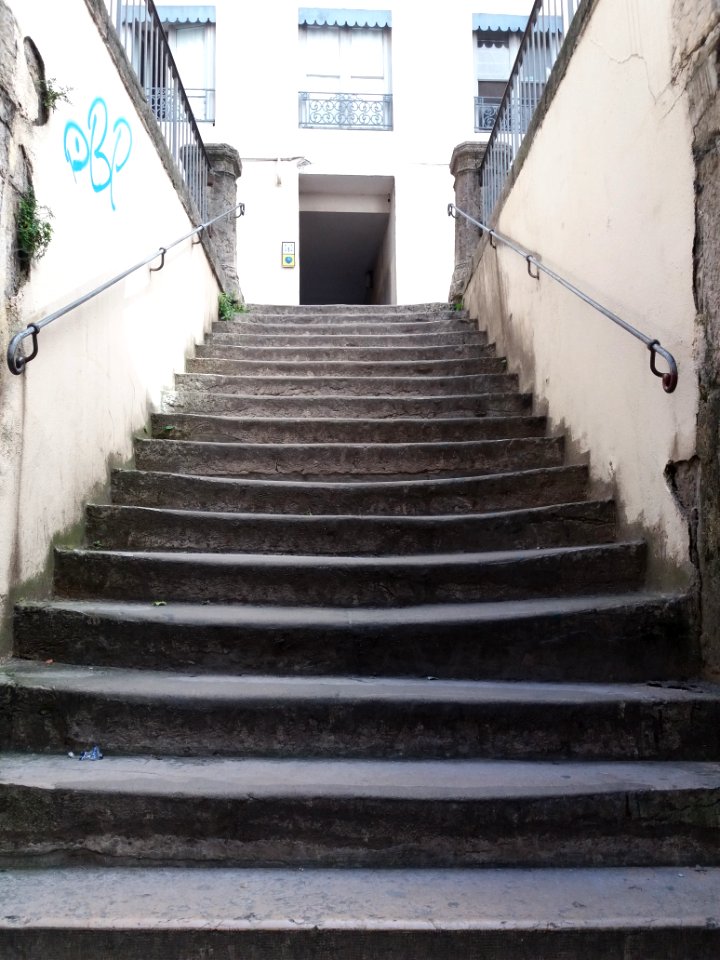 Cour des Voraces - Escalier central