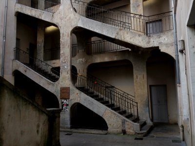 Cour des Voraces - Bas de l'escalier monumental