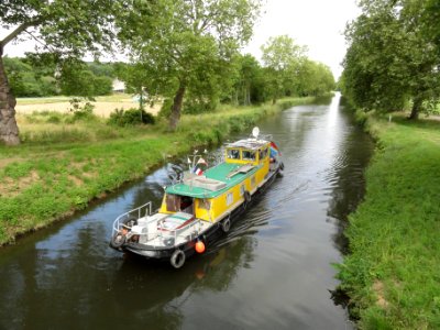 Crévéchamps (M-et-M) canal de l'Est avec bateau