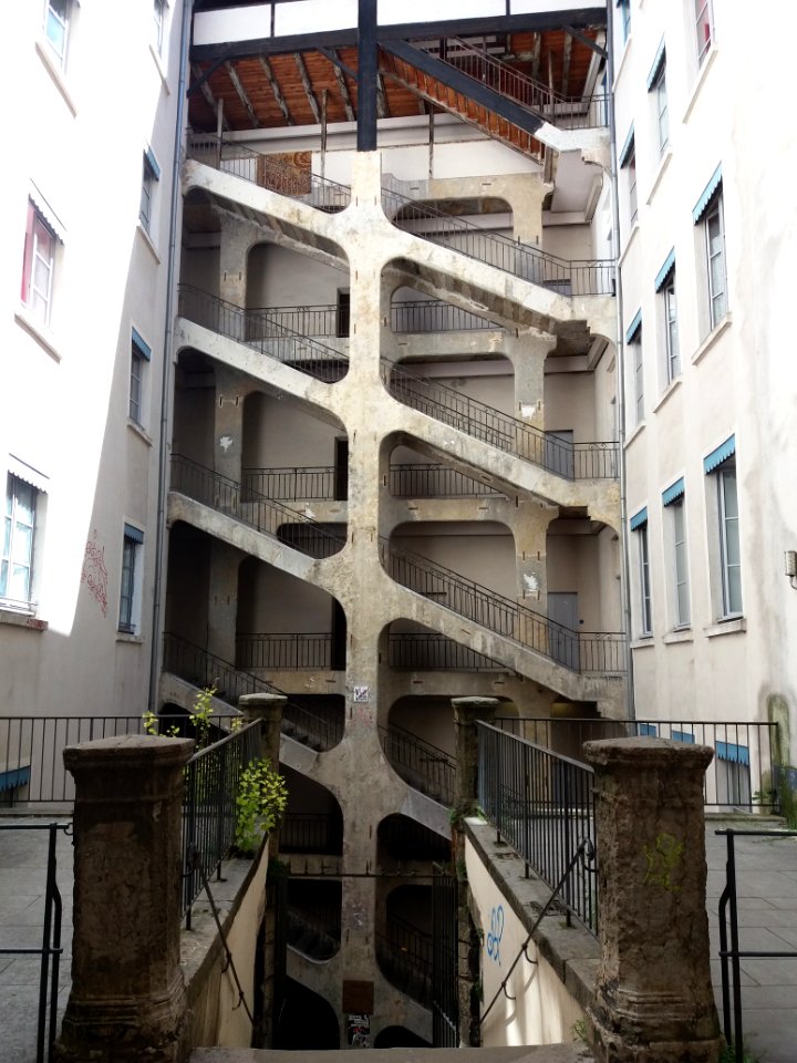 Cour des Voraces - Escalier central avec vue sur l'escalier monumental
