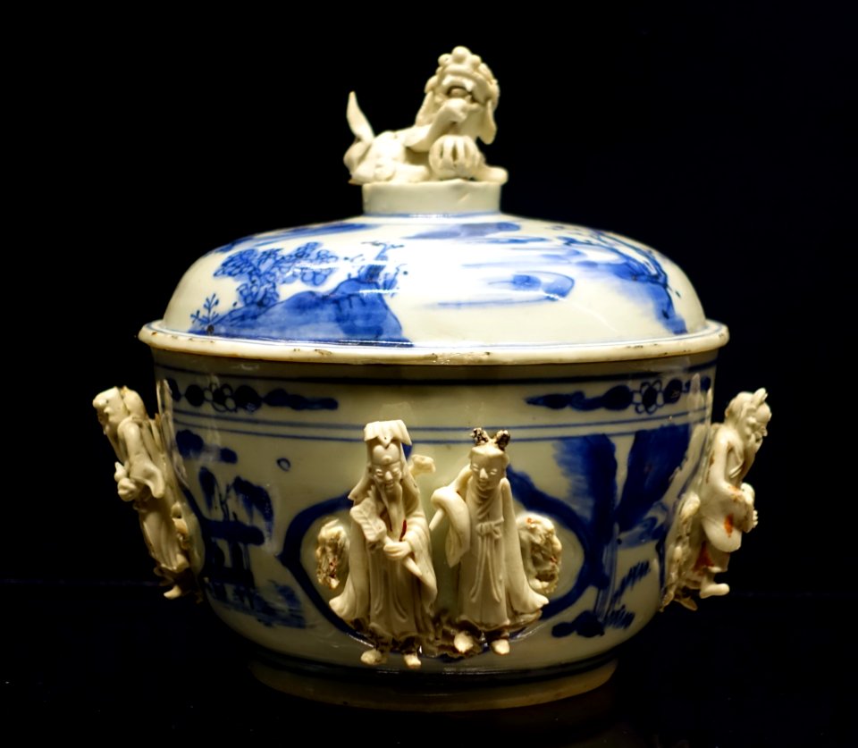 Covered bowl, Jingdezhen, China, 1625-1650 AD, porcelain - Peabody Essex Museum - Salem, MA - DSC05146