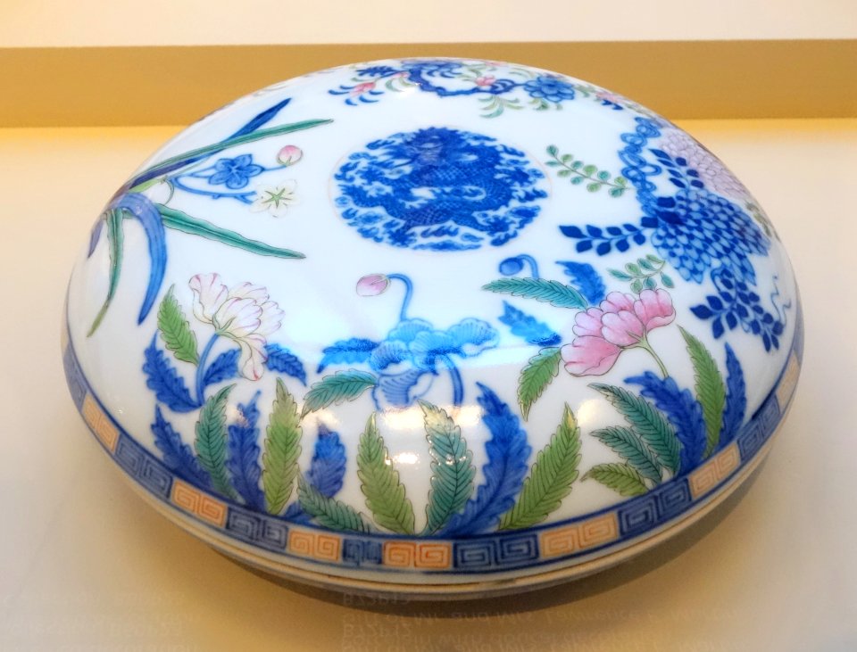 Covered box with flowers, China, Jingdezhen, Jiangxi province, Qing dynasty, Qianlong emperor, porcelain with doucai - Asian Art Museum of San Francisco - DSC01405