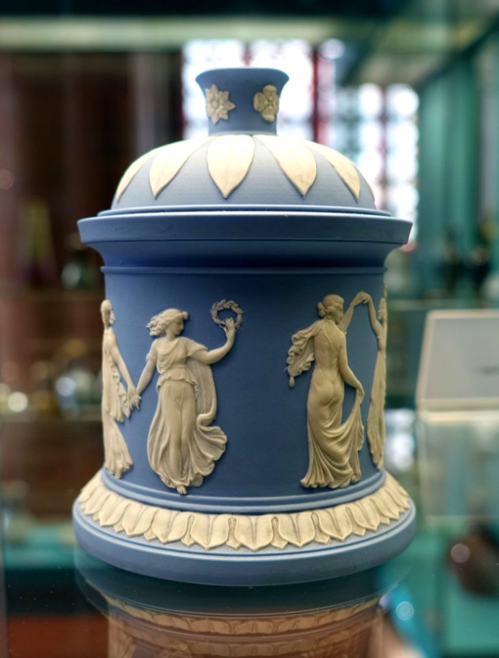 Covered box, Wedgwood, Etruria, blue jasperware with applications - Germanisches Nationalmuseum - Nuremberg, Germany - DSC03168