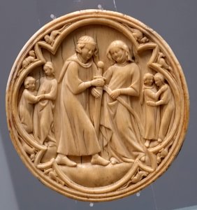Cover of a mirror case, with love scenes, France, Paris, late 13th century, ivory - Cinquantenaire Museum - Brussels, Belgium - DSC08577