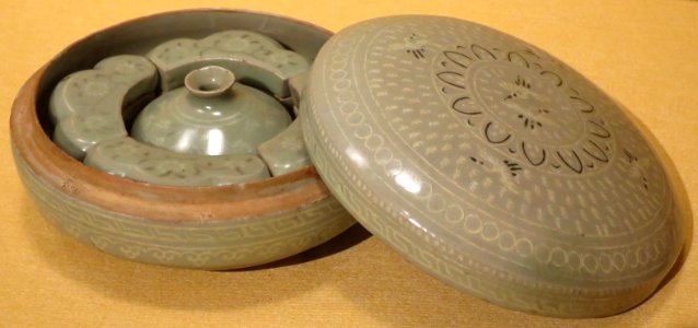 Covered box containing oil bottle and four small covered boxes, Honolulu Museum of Art, 4939.1-6