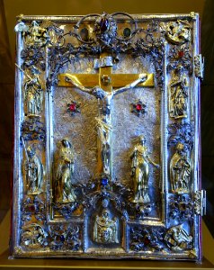 Cover of a liturgical calendar with the Crucifixion, Wurzburg goldsmiths, 1573-1617 AD, silver, precious stones - Vatican Museums - DSC00692