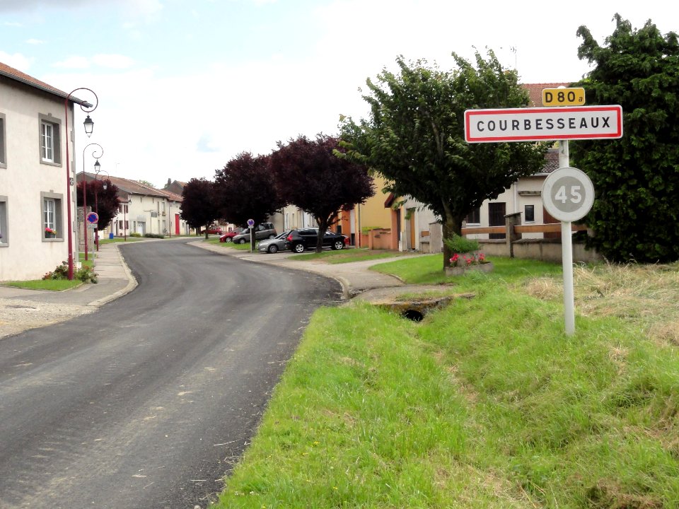 Courbesseaux (M-et-M) city limit sign