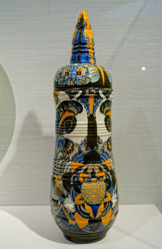Covered vase, Theodorus A. Chr. Colenbrander, Haagsche Plateelbakkerij, Rozenburg, Den Haag, 1887, ceramic - Hessisches Landesmuseum Darmstadt - Darmstadt, Germany - DSC00837