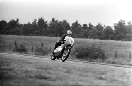 Coureur in training (nr 38), Bestanddeelnr 922-5697