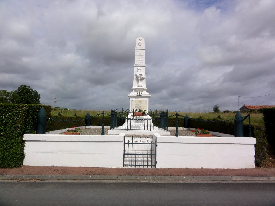 Courcelles (Charente-Maritime) monument aux morts