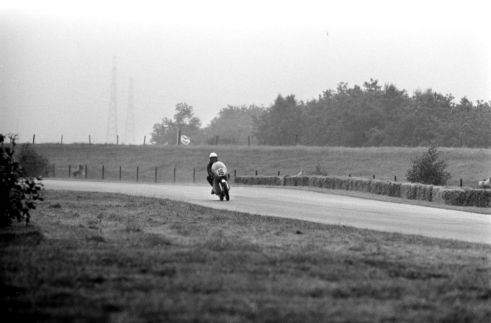 Coureur in training (nr. 16), Bestanddeelnr 922-5699
