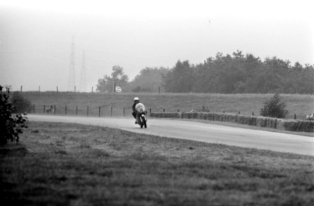 Coureur in training (nr. 16), Bestanddeelnr 922-5699