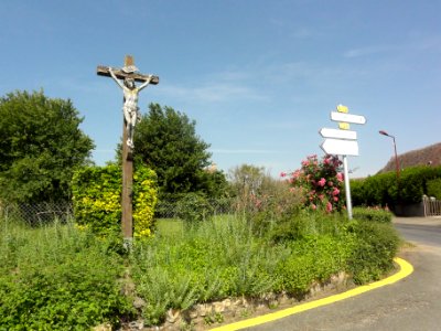 Courgains (Sarthe) calvaire et plaques routières D19, D26