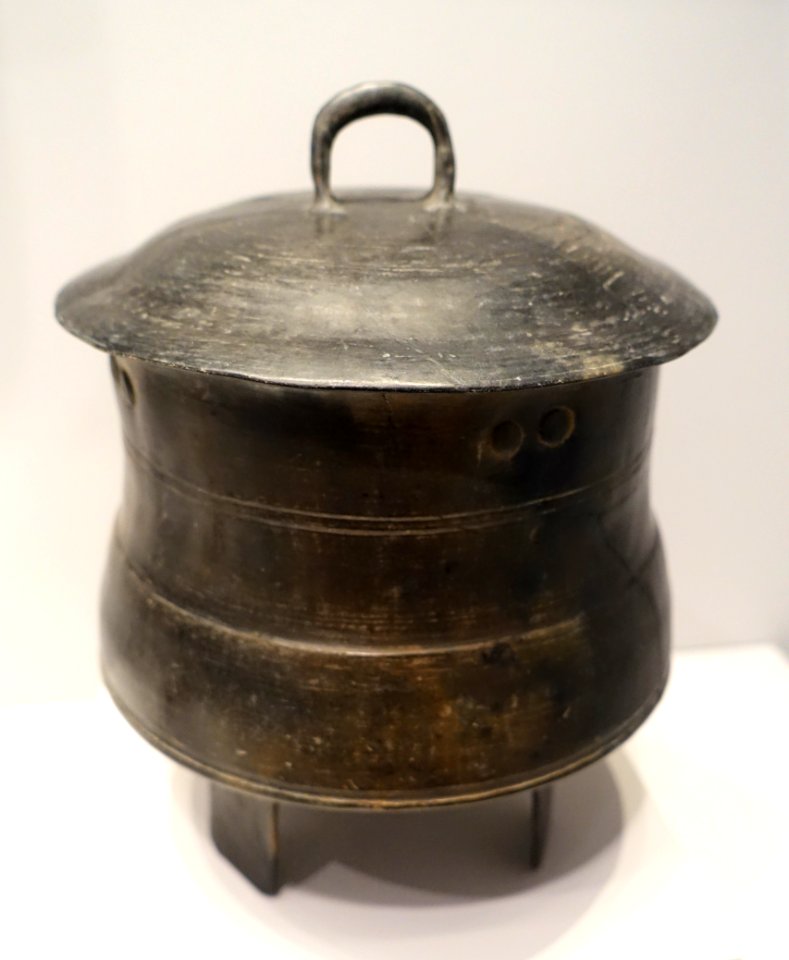 Covered Tripod Vessel, China, Shandong province, Neolithic period, Shandong Longshan culture, 2500-2000 BC, burnished black earthenware - Arthur M. Sackler Museum, Harvard University - DSC00805